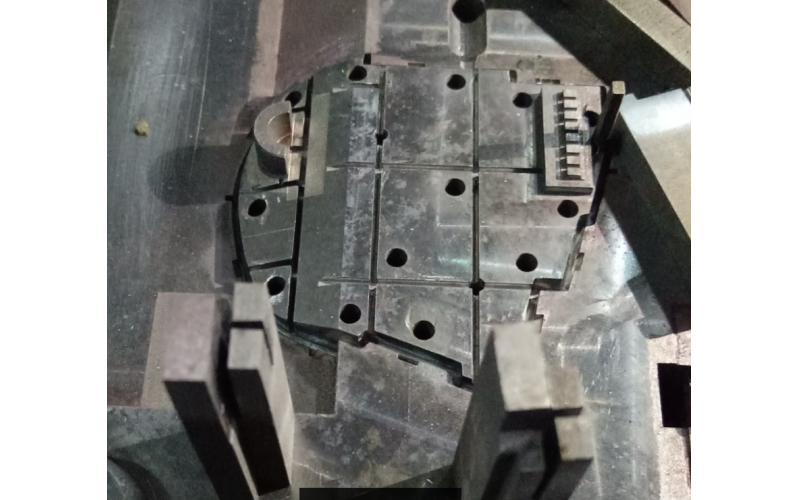 骨位多的模具， 務必要多下扁頂， 才能頂出平衡，深圳市模具廠經(jīng)驗記錄