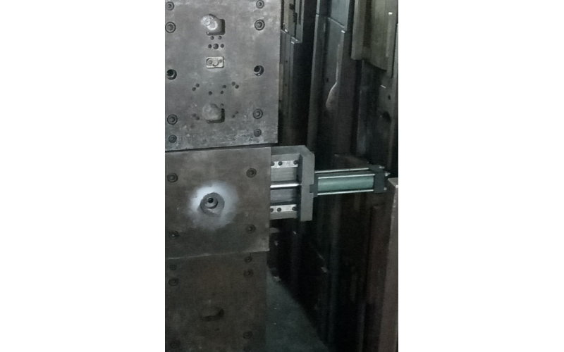 模具廠手上的油缸，原理簡單，使用方便，便于使用！