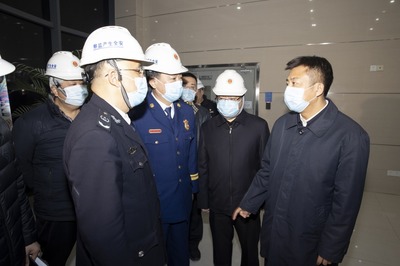 杜小剛“四不兩直”督查文明城市建設、安全生產(chǎn)和環(huán)保工作